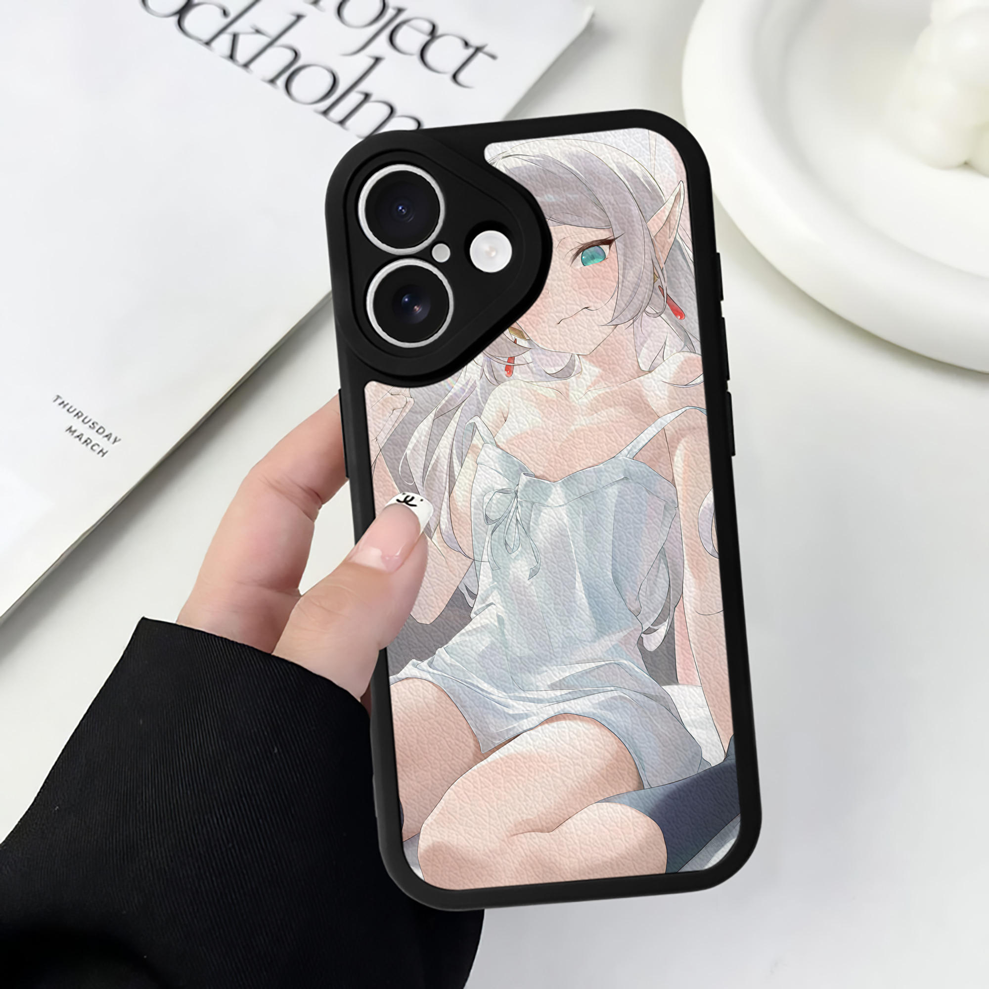 （画像用） 葬送のフリーレン Frieren 【iPhone 16シリーズ対応】シリコンスマホケース（レザー調） 材質：シリコン